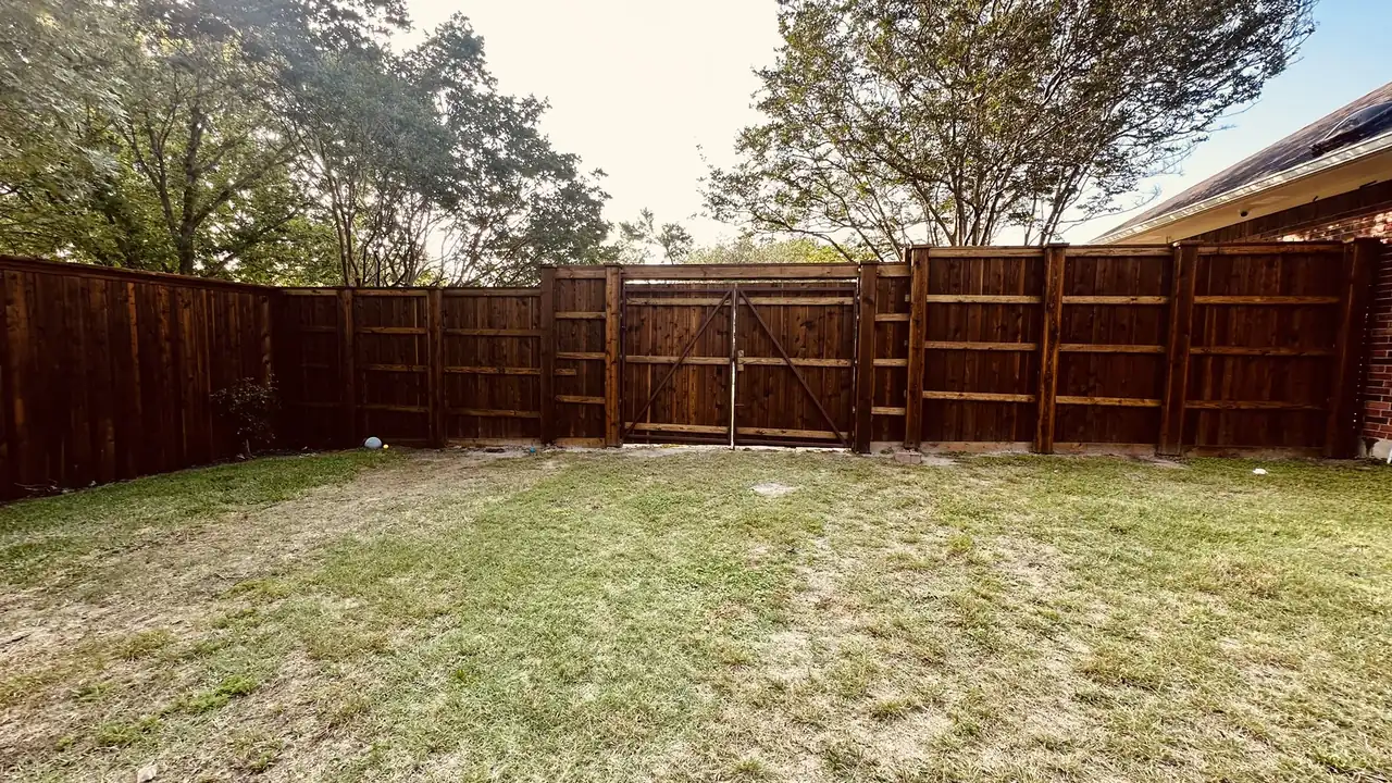 Stained cedar privacy fence built by Aesthetic Gates & Fence in Corsicana, Texas