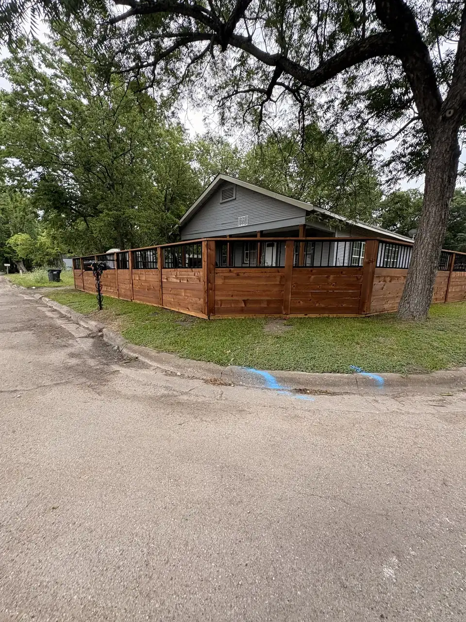 Wood fence wrapping a ranch house by Aesthetic Gates & Fence in Navarro County, Texas
